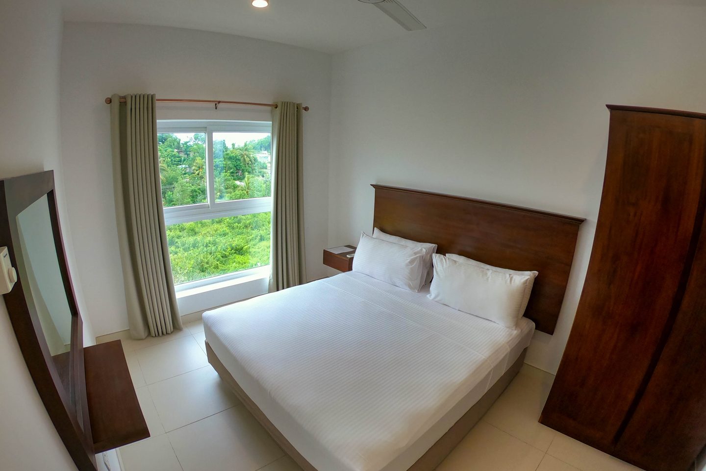 A bedroom of the self catering apartments in Galle by Fairway Sunset Galle